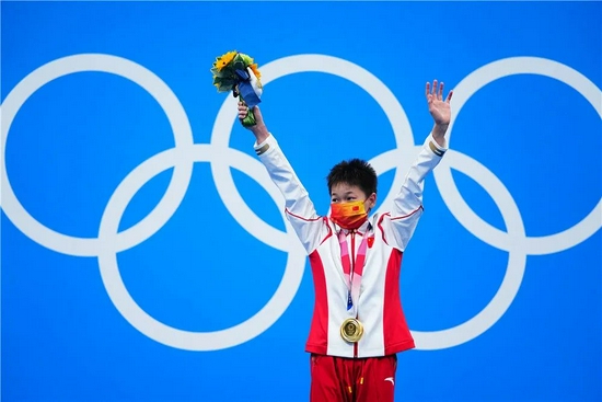 在东京奥运会跳水项目女子10米跳台决赛中,中国选手全红婵夺得冠军