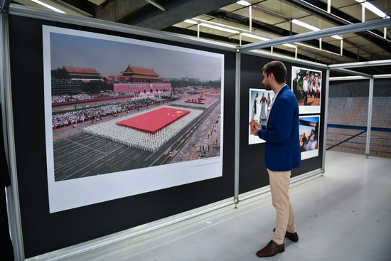 2019年10月30日,在巴西圣保罗,观众在第三届金砖国家媒体联合摄影展上参观。新华社记者 辛悦卫 摄