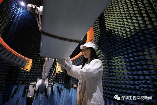 (华为科研人员在检测基站天线。图源:华为官网)