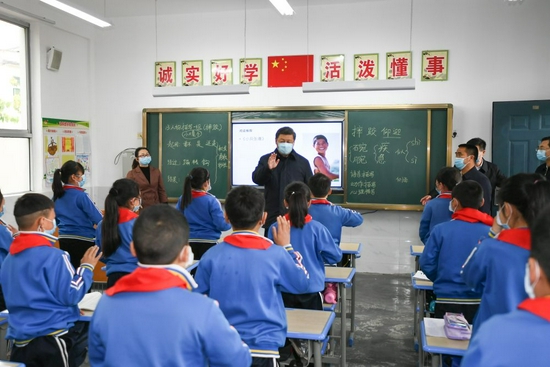 2020年4月21日,习近平来到陕西省安康市平利县老县镇,在中心小学考察脱贫攻坚情况。新华社记者 谢环驰 摄