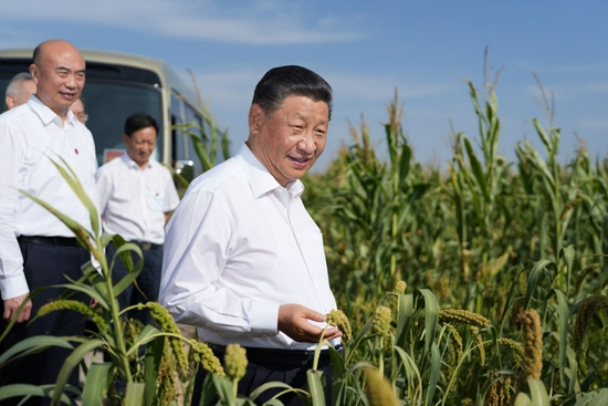 2021年9月13日,习近平在陕西省榆林市考察调研。这是习近平在米脂县银州街道高西沟村考察。新华社记者 李学仁 摄