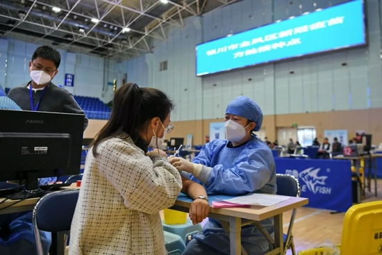 (资料图:市民在宁夏亲水体育中心新冠疫苗方舱接种点接种疫苗)