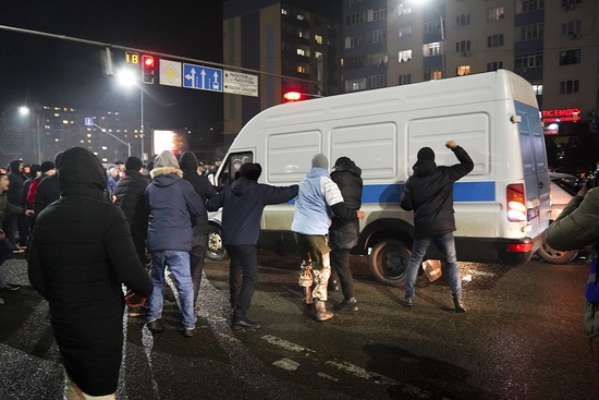 哈萨克斯坦多地因液化天然气涨价爆发抗议