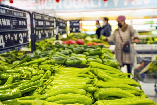 1月12日，顾客在河北省遵化市一家超市内选购蔬菜。新华社发 刘满仓 摄