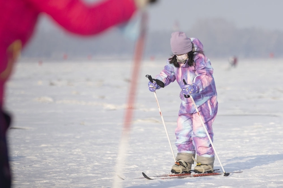 1月23日，滑雪爱好者在冰封的江面上体验滑雪。新华社记者张涛摄