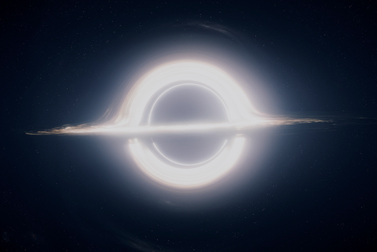 △《星际穿越》中黑洞的形象(图片来源于《星际穿越》)