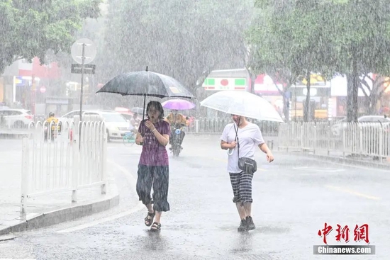 7月3日,广东省广州市,市民雨中出行。中新社记者 陈骥旻 摄