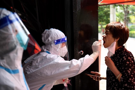 7月3日，在安徽省宿州市泗县虹城街道东关社区，医务人员为居民进行核酸采样。新华社记者 黄博涵 摄