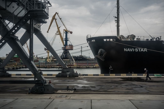 烏克蘭敖德薩，一艘船在港口的谷物電梯區等待。（資料圖）