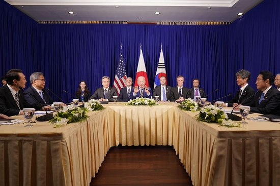 当地时间2022年11月13日，柬埔寨金边，东南亚国家联盟（东盟）峰会举行，美国总统拜登（中）会见了韩国总统尹锡悦（左）和日本首相岸田文雄（右）。