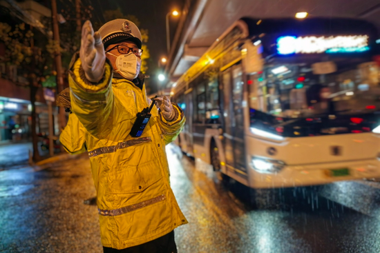 零下53℃ ！见证历史！鸡蛋、马路、机舱门，速冻一切！