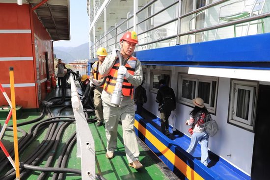新时代中国调研行·长江篇丨清洁岸电助力长江三峡绿色航运