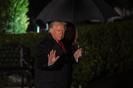 11月25日，在美國首都華盛頓，美國總統特朗普離開白宮。新華社記者胡友鬆攝