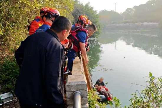 夫妻二人坐在简易浮具上。图源：泉州消防