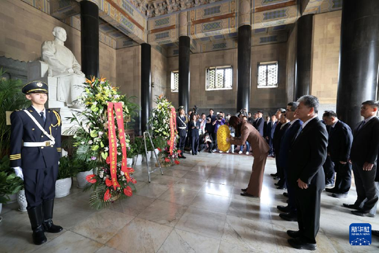 4月8日上午，中國國民黨主席鄭麗文率領國民黨訪問團拜謁中山陵。記者 邢廣利 攝/新華社