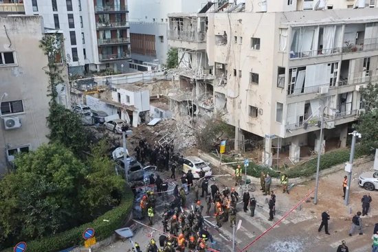 當地時間2026年3月24日，在以色列中部城市特拉維夫，應急人員在導彈襲擊現場處置/新華社發（吉爾·高漢·馬根攝）