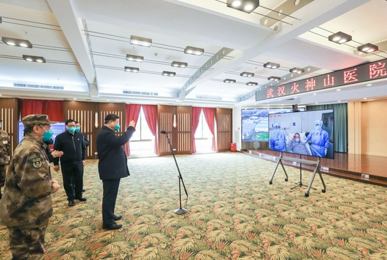 2020年3月10日,习近平专门赴湖北省武汉市考察新冠肺炎疫情防控工作。这是习近平在火神山医院指挥中心视频连线感染科病房,与病房内患者和医务人员亲切交流。新华社记者 鞠鹏 摄