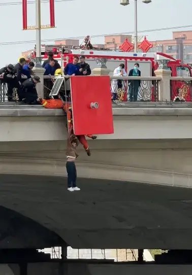 男子悬挂在半空。图源：河南消防