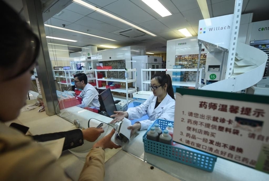 北京协和医院的药师给患者发放药物。新华社记者罗晓光 摄