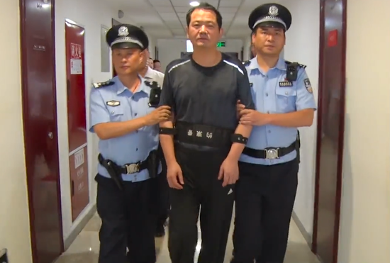 刘亚洲(中)
