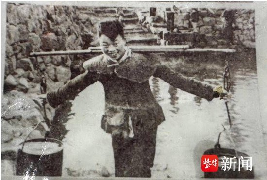 1966年，張買江在紅旗渠取水（資料照片）