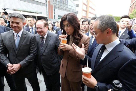  4月8日，鄭麗文率國民黨訪問團參訪美團上海總部，在體驗無人機送外賣時品嚐自己點的奶茶。記者 邢廣利 攝/新華社