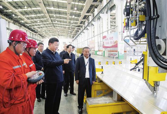 9月25日至28日,中共中央总书记、国家主席、中央军委主席习近平在东北三省考察,主持召开深入推进东北振兴座谈会。这是27日上午,习近平在辽宁忠旺集团生产车间考察。新华社记者 王晔摄