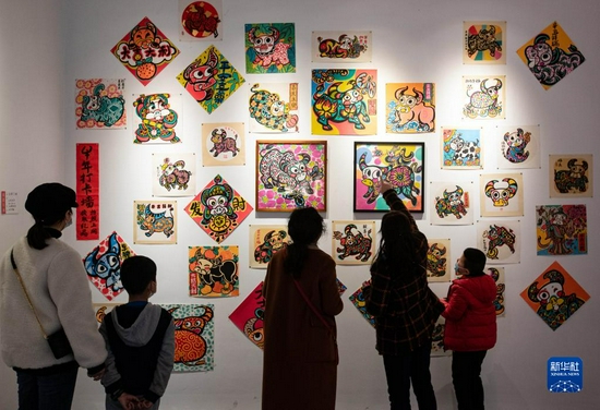 2月12日，在成都市人民公园，观众在观看成都年画展。新华社记者 江宏景 摄