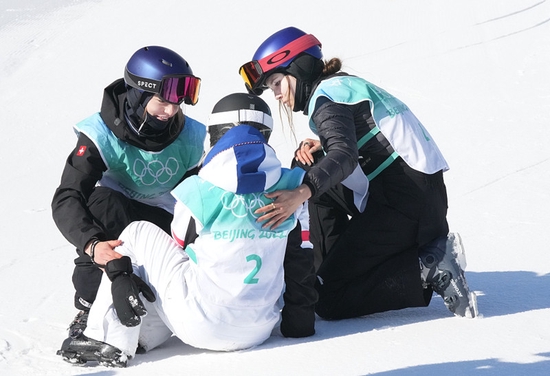 2月8日,2022北京冬奥会自由式滑雪女子大跳台决赛,谷爱凌(图右)安慰