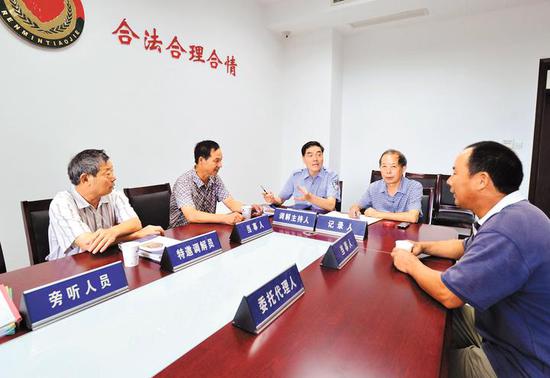 枫桥“老娘舅”调解纠纷。