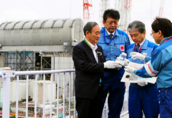 菅义伟（左一）最终没有喝下“处理过的核污染水”。