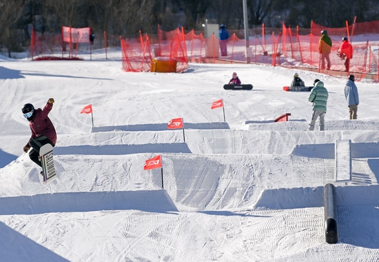  2月3日，游客在吉林市万科松花湖滑雪场滑雪。新华社记者颜麟蕴摄