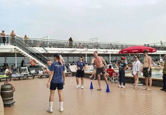  滯留期間，旅客在甲板上進行休閑活動。受訪者供圖。