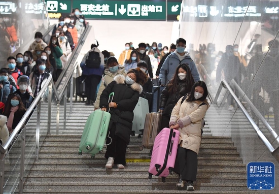 1月14日，乘坐专列返回西安的学生在西安北站出站。