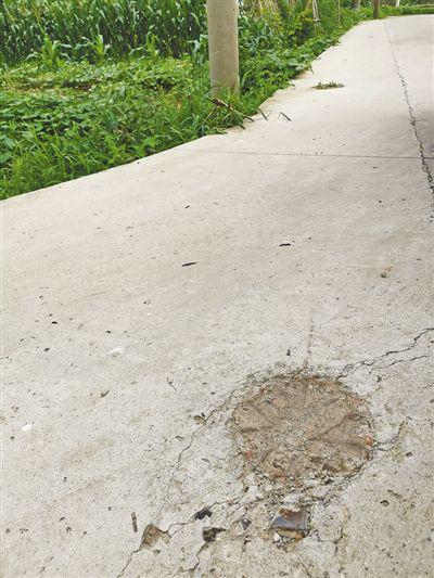 道路拐弯处的电线杆挪走之后,车辆进出方便了许多。本报记者 巨云鹏摄