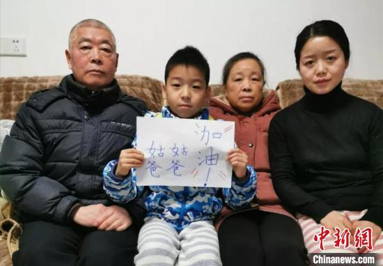 王源媛兄妹的家人“隔空”为他们加油打气受访者 供图摄