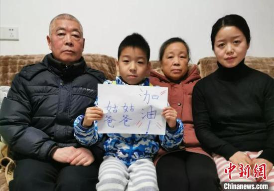 王源媛兄妹的家人“隔空”為他們加油打氣受訪者 供圖攝