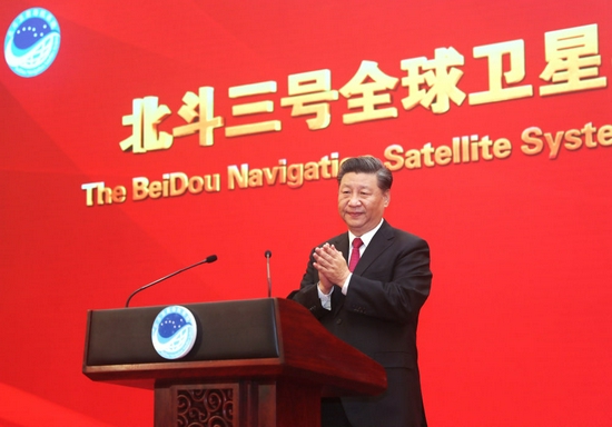 2020年7月31日,北斗三号全球卫星导航系统建成暨开通仪式在北京举行。习近平出席仪式,宣布北斗三号全球卫星导航系统正式开通。新华社记者 鞠鹏 摄
