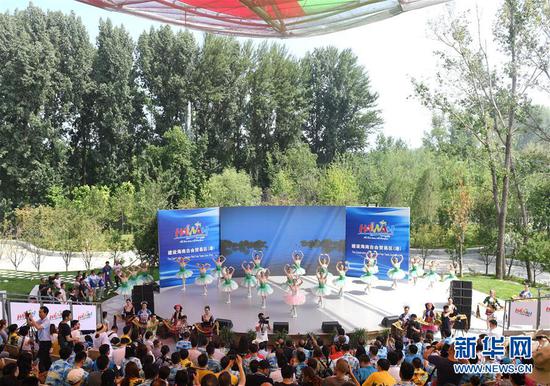 7月21日,演职人员在“海南日”活动上表演。 新华社记者 张晨霖 摄