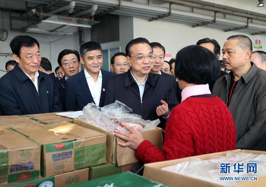 11月14日至15日,中共中央政治局常委、国务院总理广州网赚培训机构,李克强在江西景德镇、南昌考察。这是11月15日,李克强在南昌最大的农产品批发市场,详细询问猪肉价格变化和走势。 新华社记者 刘卫兵 摄