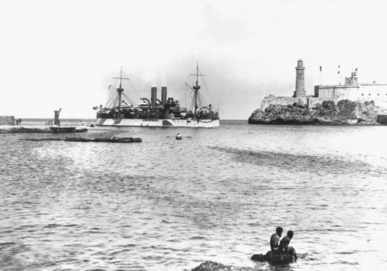 1898年1月25日,缅因号驶入哈瓦那港。