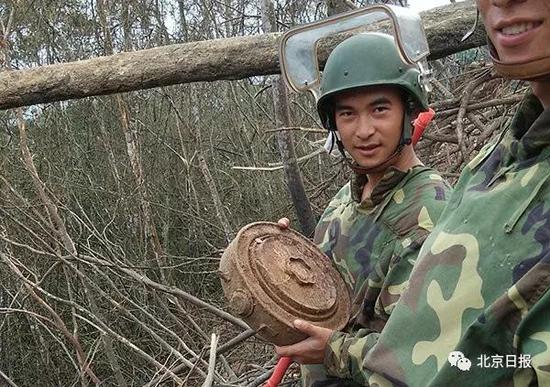 杜富国排除了1枚反坦克地雷。杨萌 摄