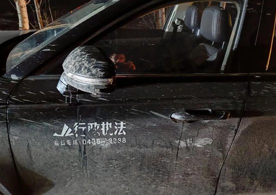行政執法人員駕駛的車輛(來自網絡影片截圖)