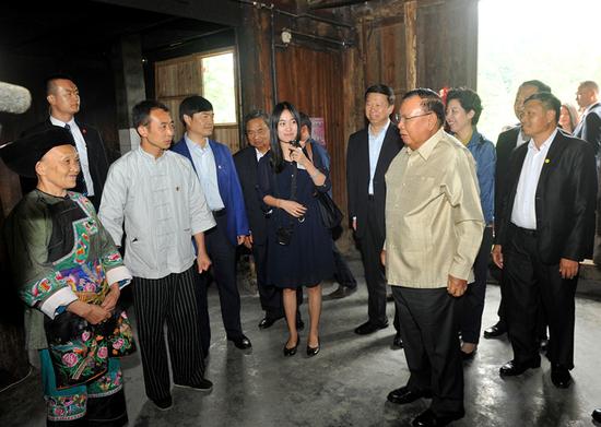 △2018年本扬到十八洞村考察。（来源于《湖南日报》）