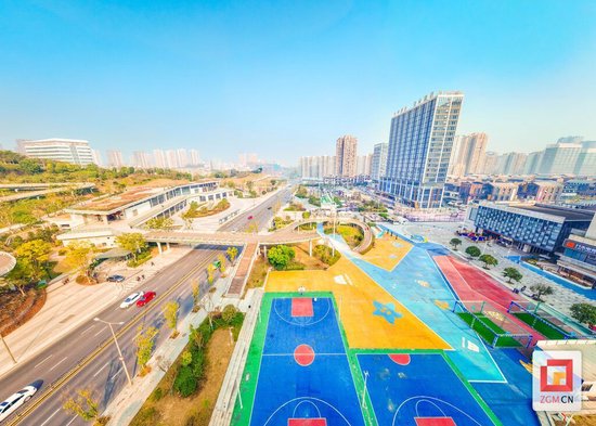  一边是五彩活力，一边是满目苍翠，这样的自贡爱了爱了。 记者 宋姿熠 摄