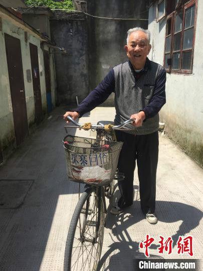 八旬老人傅才法和他的自行车。 张学敏 摄