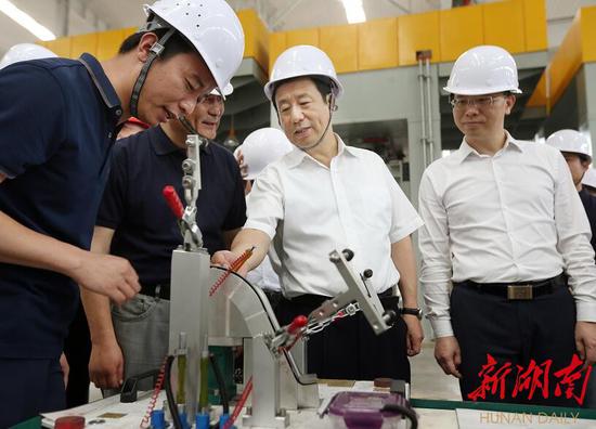 5月23日,省委副书记、省长许达哲来到位于湘潭经开区的高端汽车零部件产业园,走进普威容大汽车零部件冲焊件车间查看生产情况。