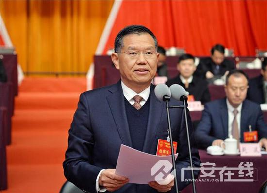 李建勤主持会议,曾卿、赵波等在主席台就座。