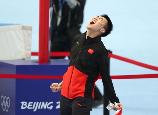 2月12日，中国选手高亭宇在北京冬奥会速度滑冰男子500米项目夺冠后庆祝。新华社记者丁旭摄