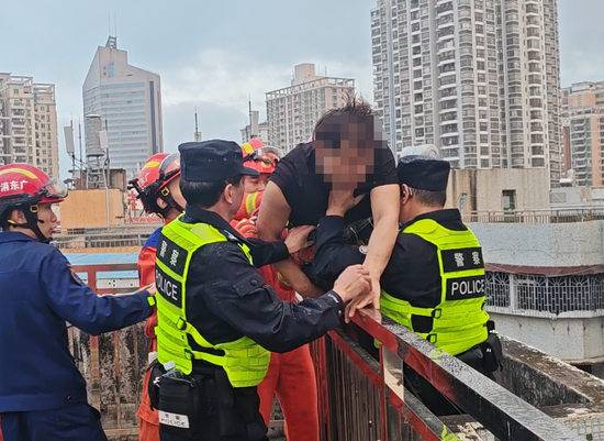  救援人员将男子安全救下。图源：惠州消防